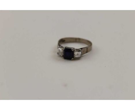 An 18ct gold diamond &amp; sapphire set ring, gross weight: 3.8g, ring size: O