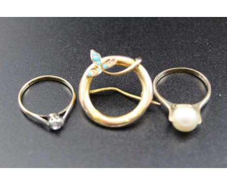 A 9ct gold solitaire diamond ring, a 9ct gold ring mounted with a pearl, and a 9ct gold circular brooch combined gross weight