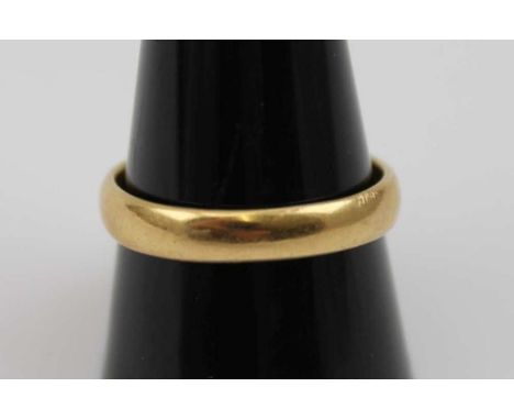 A 22ct gold plain wedding band, weight: 5.5g, ring size: T