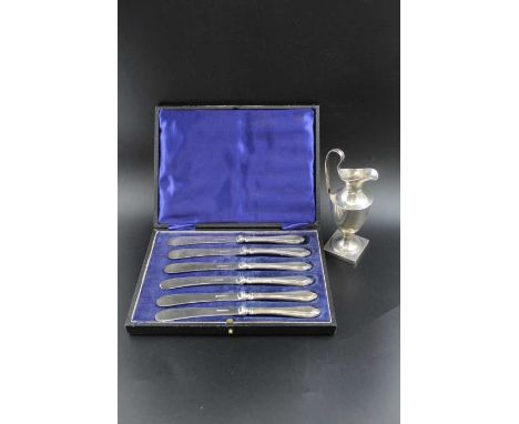 Haseler Brothers, A Georgian design silver cream jug of ewer form, on square base, London 1900, 88g, together with a cased se