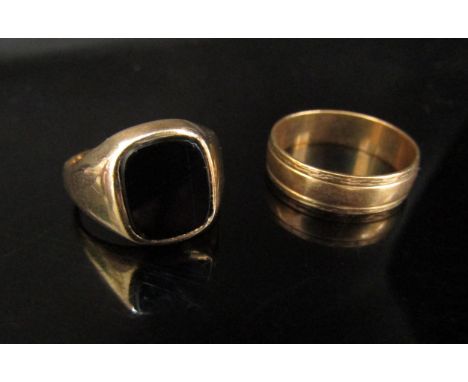 A 9ct gold band, size L and a 9ct gold signet ring, size K, 4.4g 