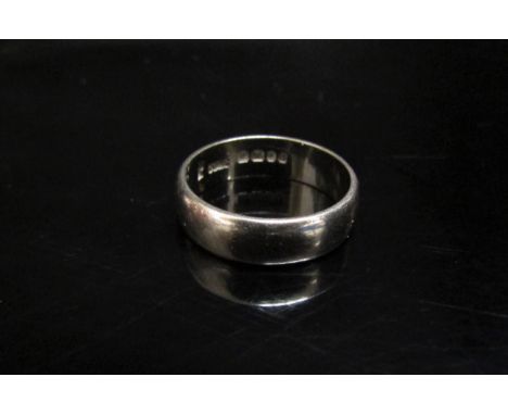 An 18ct white gold wedding band. Size K, 4.8g 