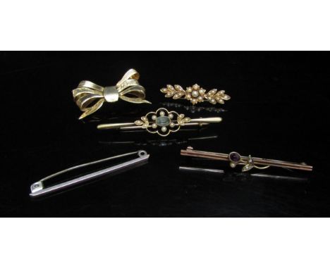 Five gold brooches including 15ct gold aquamarine and pearl brooch with 9ct gold pin, a 9ct white gold bar/tie pin etc, 5.7g 