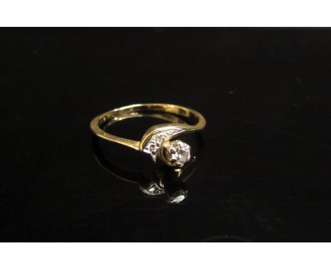 A gold crossover ring with single diamond and diamond chips, unmarked. Size K/L, 1.8g 