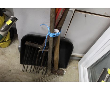 Bundle of garden tools - sledge hammer, rake etc