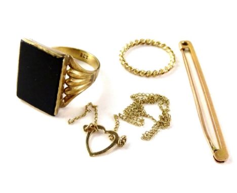 A small selection of gold jewellery, to include a 9ct gold plain design bar brooch, 1.7g, a 9ct gold gent's signet ring, rect