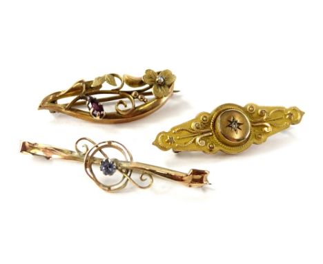 Three 9ct gold bar brooches, to include one with floral design and set with seed pearl and amethyst, 3.5cm W, one with memori