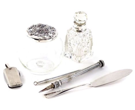 A collection of small silver and silver mounted items, to include an engine turned small pen knife, propelling pencil, a swiz