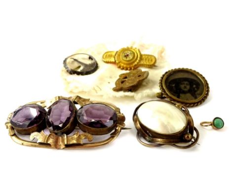 Various early to late 20thC brooches, comprising an amethyst three stone set brooch, in gilt metal setting, with floral motif