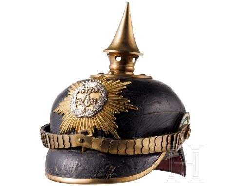 Unbekannter Helm für Mannschaften der Fußtruppen, um 1900  Zusammengestellt. Schwarz lackierter Lederkorpus (krakeliert, Druc