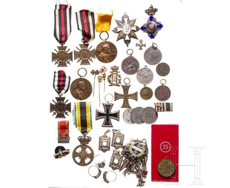 Konvolut Auszeichnungen, vorwiegend deutsch  Kreuz für Verdienst im Kriege 1915 in Bronze, mit Band, Sachsen-Meiningen. Milit