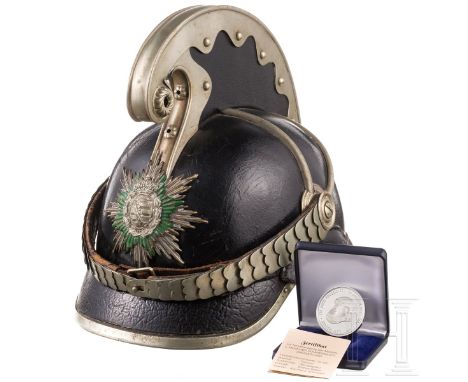 Kammhelm für Wachtmeister der Königlich Sächsischen Gendarmerie, 1878 - 1918  Schwarz lackierte Lederglocke (krakeliert, part