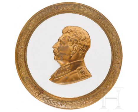 Plakette aus Bronze mit Portrait von Josef Stalin, Sowjetunion, um 1950-60  Teils emailliert und vergoldet, mit rs. Herstelle