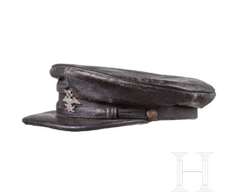 Lederne Schirmmütze mit Abzeichen von russischen Fliegertruppen, Russland, um 1915   Schwarzes Leder, zwei Messingknöpfe mit 