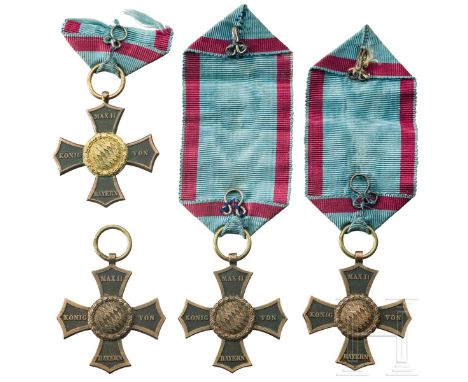 Vier Veteranendenkzeichen für die Feldzüge 1790 - 1812  Bronze, beidseitig reliefiert, vs. im Zentrum die Rauten, an den Kreu