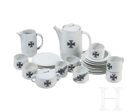Teile eines patriotischen Kaffeeservice  Jeweils weiß glasiertes Porzellan mit dem aufgedruckten EK von 1914, ohne Manufaktur