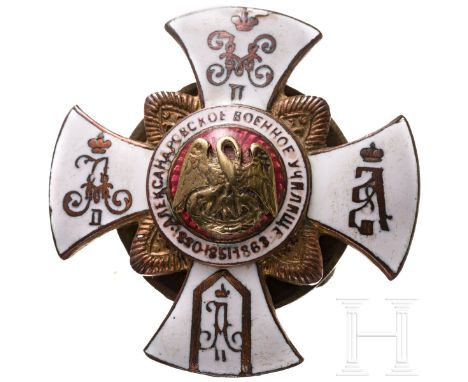 Abschluss-Abzeichen der Alexandrovsky-Militärschule, Russland, um 1910  Bronze, teils emailliert. Innenmedaillon mit aufgeleg