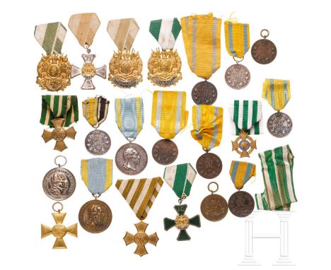 Kleine Ordenssammlung Sachsen  Drei Medaillen des Militär-St.-Heinrichs-Ordens (davon zwei versilbert), zwei Allgemeine Ehren