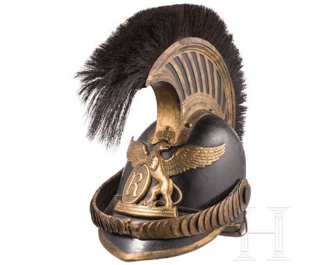 Raupenhelm für Angehörige der badischen Kavallerie, um 1840  Hohe Glocke aus derbem schwarzen Leder (zwei Hälften, im Scheite