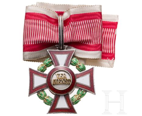 Militärverdienstkreuz 2. Klasse mit Kriegsdekoration  Silber, beidseitig emailliert (vereinzelt gechipt), an der Öse Punzen (