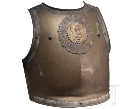 Brustplatte des Kürasses der Carabiniers de la Garde Impériale, datiert 1833  Schwere, mittig längs gegratete Eisenplatte, mi