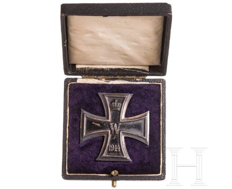 Eisernes Kreuz 1. Klasse von 1914 im Etui  Geschwärzter Eisenkern in Silberzarge, rs. Vertikalnadel, Herstellerpunze "K O". D