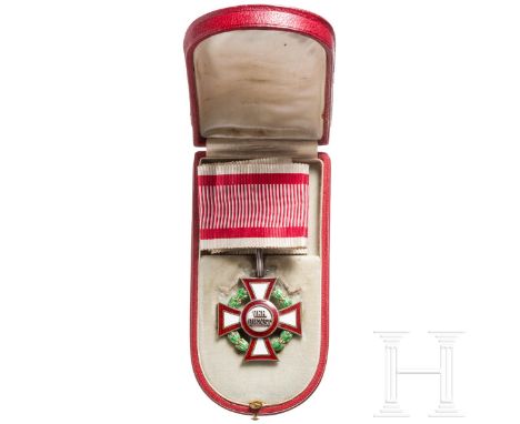 Militärverdienstkreuz 2. Klasse mit Kriegsdekoration  Silber, beidseitig emailliert (vereinzelt gechipt), an der Öse Punzen (
