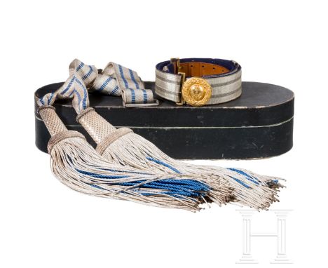 Bayerische Schärpe und preußische Feldbinde für Offiziere, um 1900  Paradeschärpe aus silbern gewebtem Band mit blauen Durchz