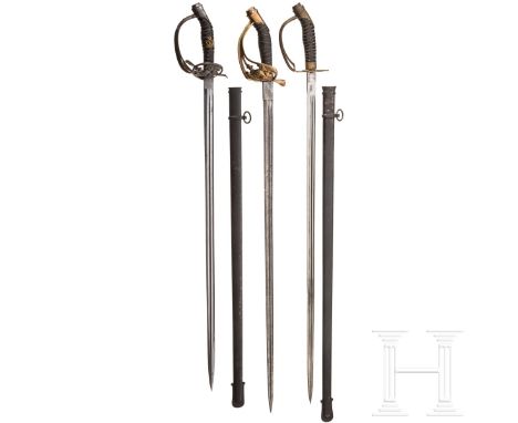 Drei Degen M 1889 für Offiziere der Infanterie  Eigentumsstück in Kriegsfertigung mit ungemarkter Rückenklinge und Eisengefäß