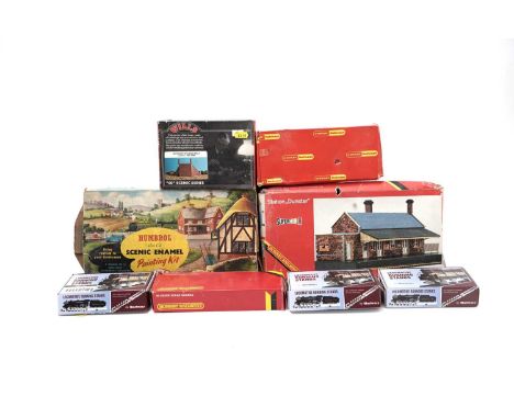 A selection of model railway trackside items, including: Lledo trackside and Brewing in Britain, Hornby and others, all boxed