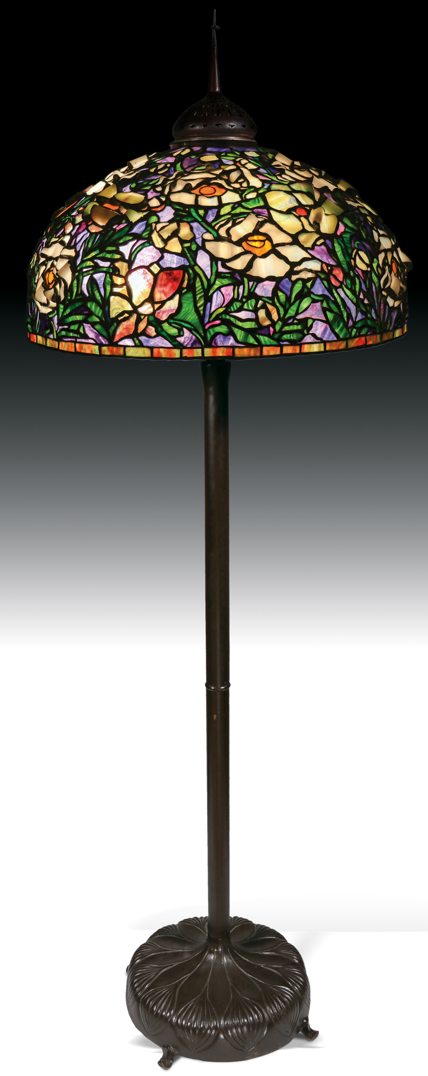 A TIFFANY STYLE FLOOR LAMP SECOND HALF OF THE 20TH CENTURY. The dome