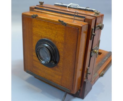 An early 20th Century mahogany field camera with double dark side. 