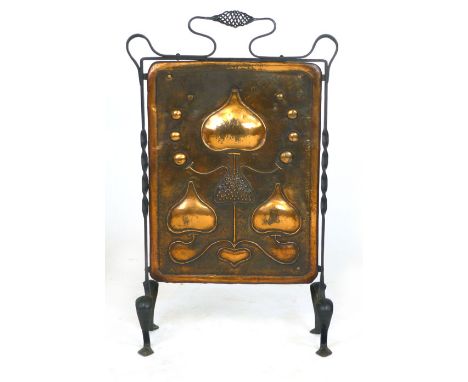 An Arts & Crafts style copper and wrought iron fire screen with stylized foliage repousse decoration, h. 79 cm  CONDITION REP