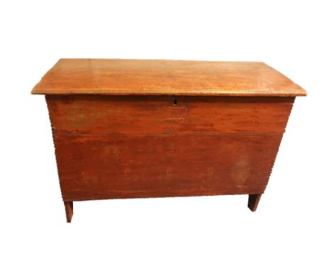 An 18th century painted blanket chest / small coffer, with lift up hinged top opening to reveal storage area, inside of cover