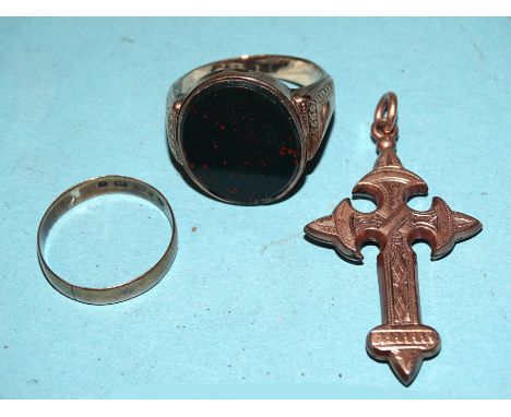 A Victorian gold-plated bloodstone-set signet ring, size O, a 9ct gold wedding band, size M, 1.2g and a cross, (3). 