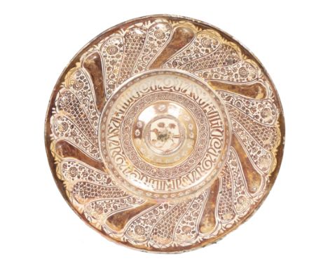 AN EARLY AND LARGE 16TH CENTURY HISPANO-MORESQUE EARTHENWARE, TIN-GLAZED, LUSTRE DISH, CIRCA 1500-1525. Valencia, Spain, deco