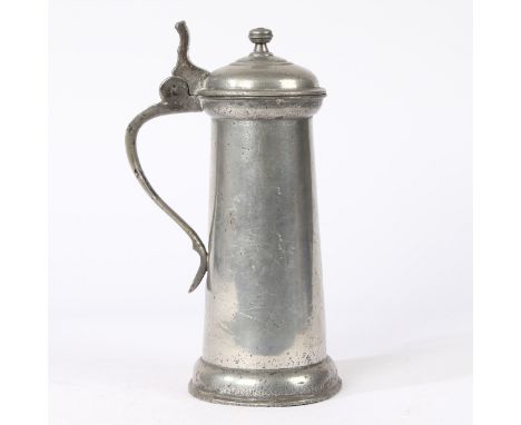 A SMALL JAMES I PEWTER FLAGON, CIRCA 1620. Having a plain tapering drum, bun lid with flattened-ball knop, erect ribbed thumb