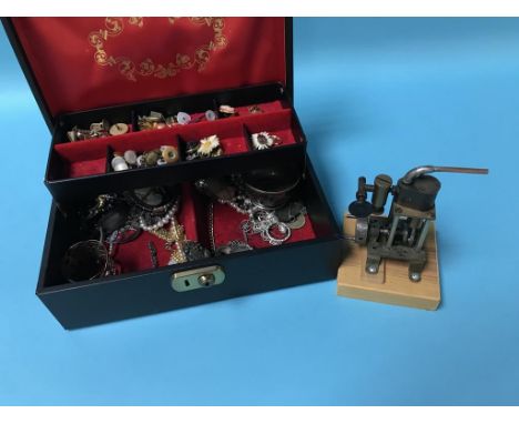 A jewellery box and contents and a model engine