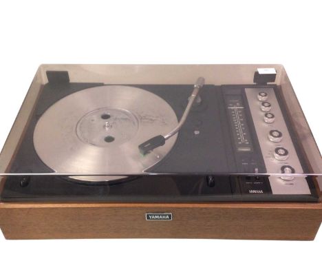 YAMAHA MC40 STEREO, AND A PAIR OF NS 410 SPEAKERS  the stereo of rectangular form with hinged clear lid, in wood effect finis