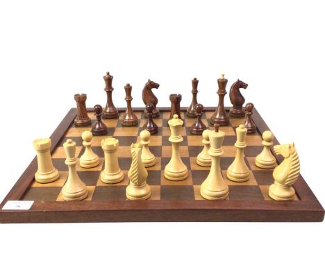ROYAL CHESS MALL COMPLETE WEIGHTED CHESS SET, WITH BOARD, BAG AND TWO ADDITIONAL QUEENS of light and dark wood effect finish,