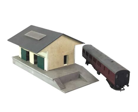 COLLECTION OF MODEL RAILWAY COMPONENTS, including track, carriages, a tunnel and controller