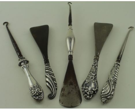 Mixed lot of silver mounted shoehorns (2) + silver mounted combined shoehorn &amp; buttonhook along with two silver mounted b