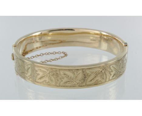9ct yellow gold hinged machine engraved bangle with box clasp and safety chain, weight 19.9g