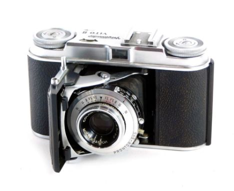 A Voigtlander Vito II camera, in brown leather case, 9cm high. 