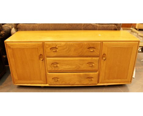 Ercol elm sideboard H: 69 cm L:156 cm 