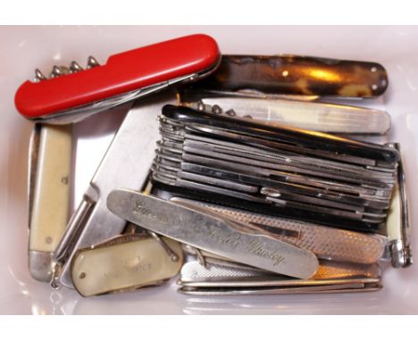 Fifteen vintage penknives