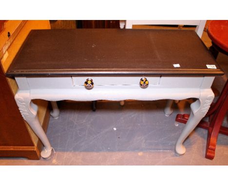 Shabby chic table on Queen Anne legs and decorative ceramic handles on the drawer 90 x 70 cm