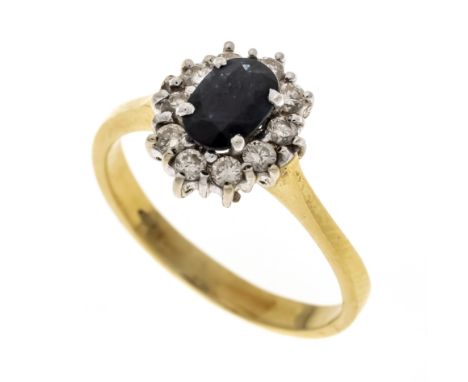Saphir-Brillant-Ring GG/WG 750/000 mit einem oval fac. Saphir 7,2 x 4,9 mm Dunkelblau, transparent mit inneren Merkmalen und 