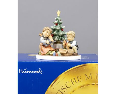 Große Hummelfigur, Goebel, Bescherung, Limited Edition, num. ''No. 1699 of 4.000'', 2006, sign., Mädchen und Junge unter dem 