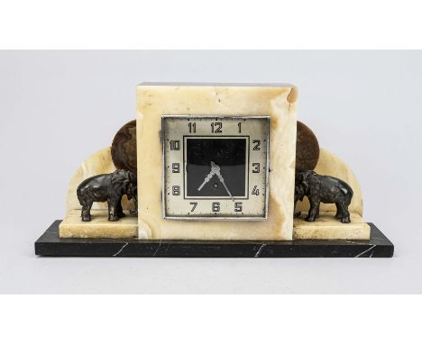 Art Deco` Tischuhr, schwarz/beigef. Marmor, um 1925, mit 2 Elefanten Weißguss brüniert, quadratisches Zifferblatt mit aufgese